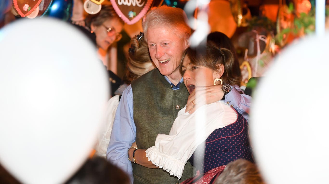 Gut gelaunt: Bill Clinton posierte sogar mit anderen Oktoberfestbesucherinnen.