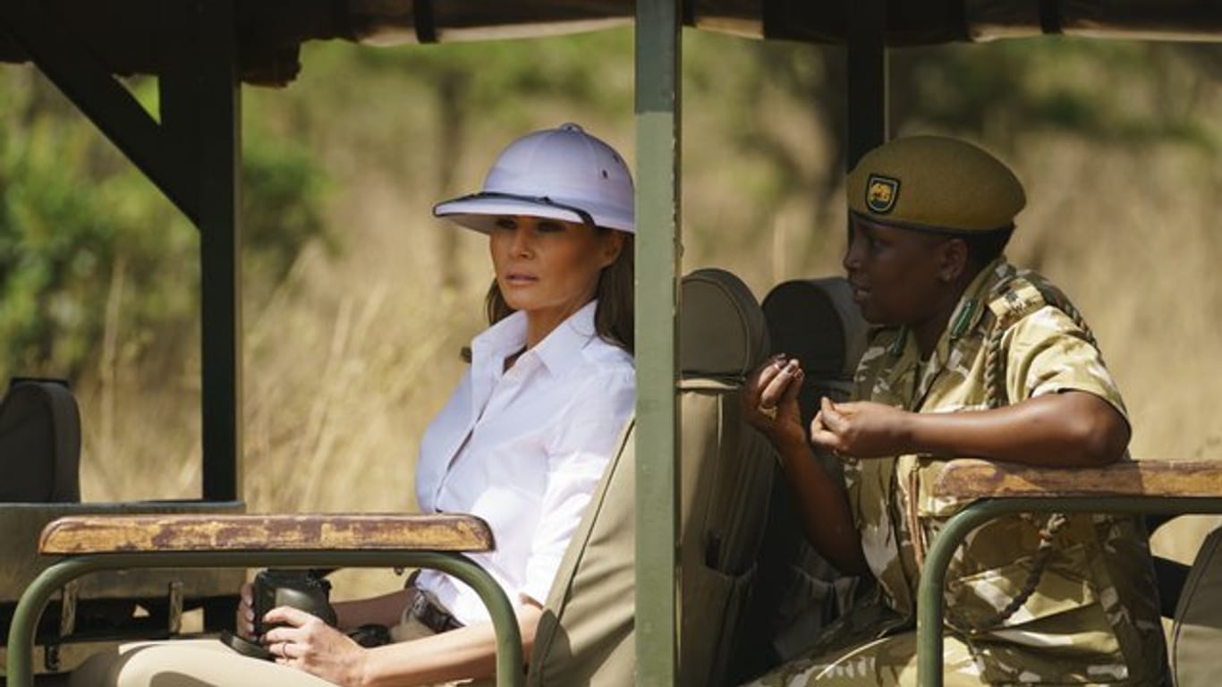 Melania Trump: Bei einer Safari im Nairobi Nationalpark trägt sie einen Tropenhelm.