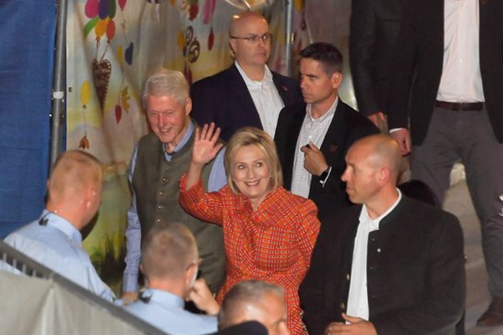 Bill Clinton (M links), ehemaliger Präsident der USA und seine Frau Hillary kommen an.