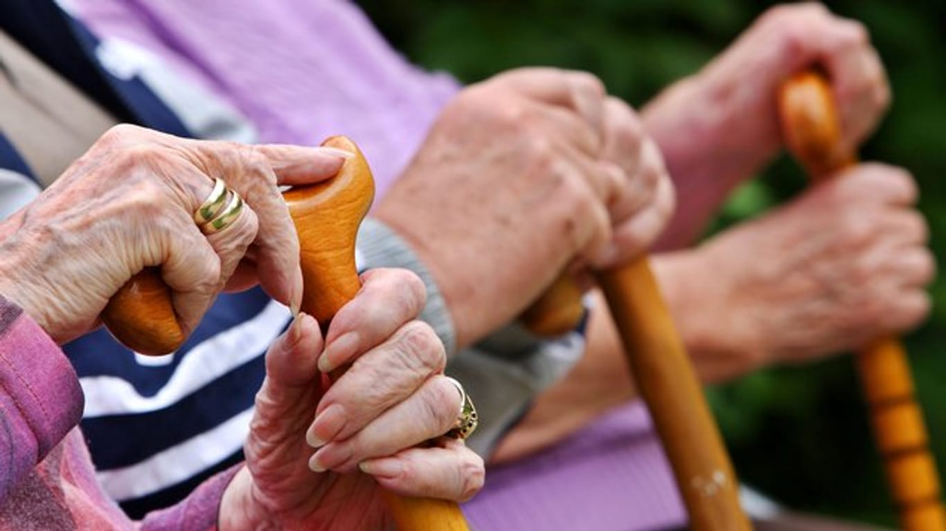 Immer mehr Senioren lassen sich ihre in Deutschland erworbene Rente ins Ausland schicken.
