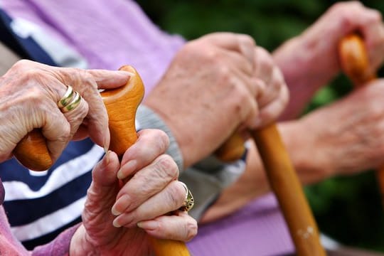 Immer mehr Senioren lassen sich ihre in Deutschland erworbene Rente ins Ausland schicken.