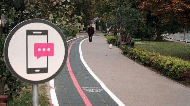 Spur für Smartphone-Besitzer auf einem Gehweg in der litauischen Hauptstadt Vilnius. Spur für Smartphone-Besitzer auf einem Gehweg in der litauischen Hauptstadt Vilnius.