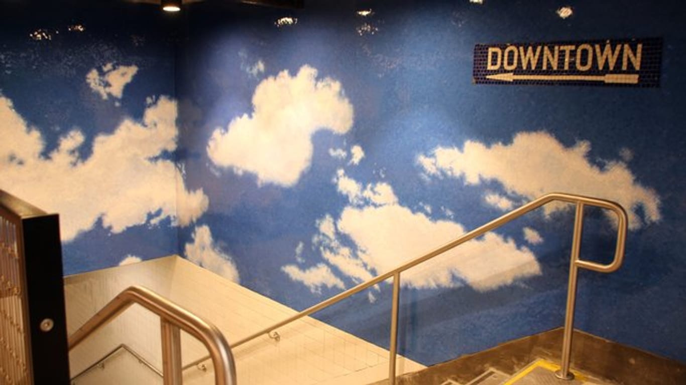 An den Wänden der U-Bahn-Station 72nd Street auf der Upper West Side in Manhattan sind bei Renovierungsarbeiten an sechs Stellen Teile des Mosaiks "Sky" eingebaut worden.
