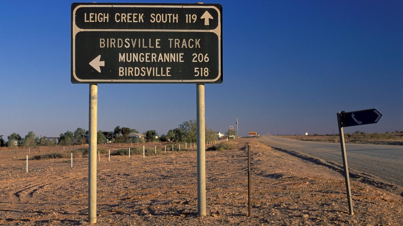 Wegweiser am Abzweig zum Birdsville Track: Tote Hose soweit das Auge reicht. Das ist das Revier von Stephan Pursell.