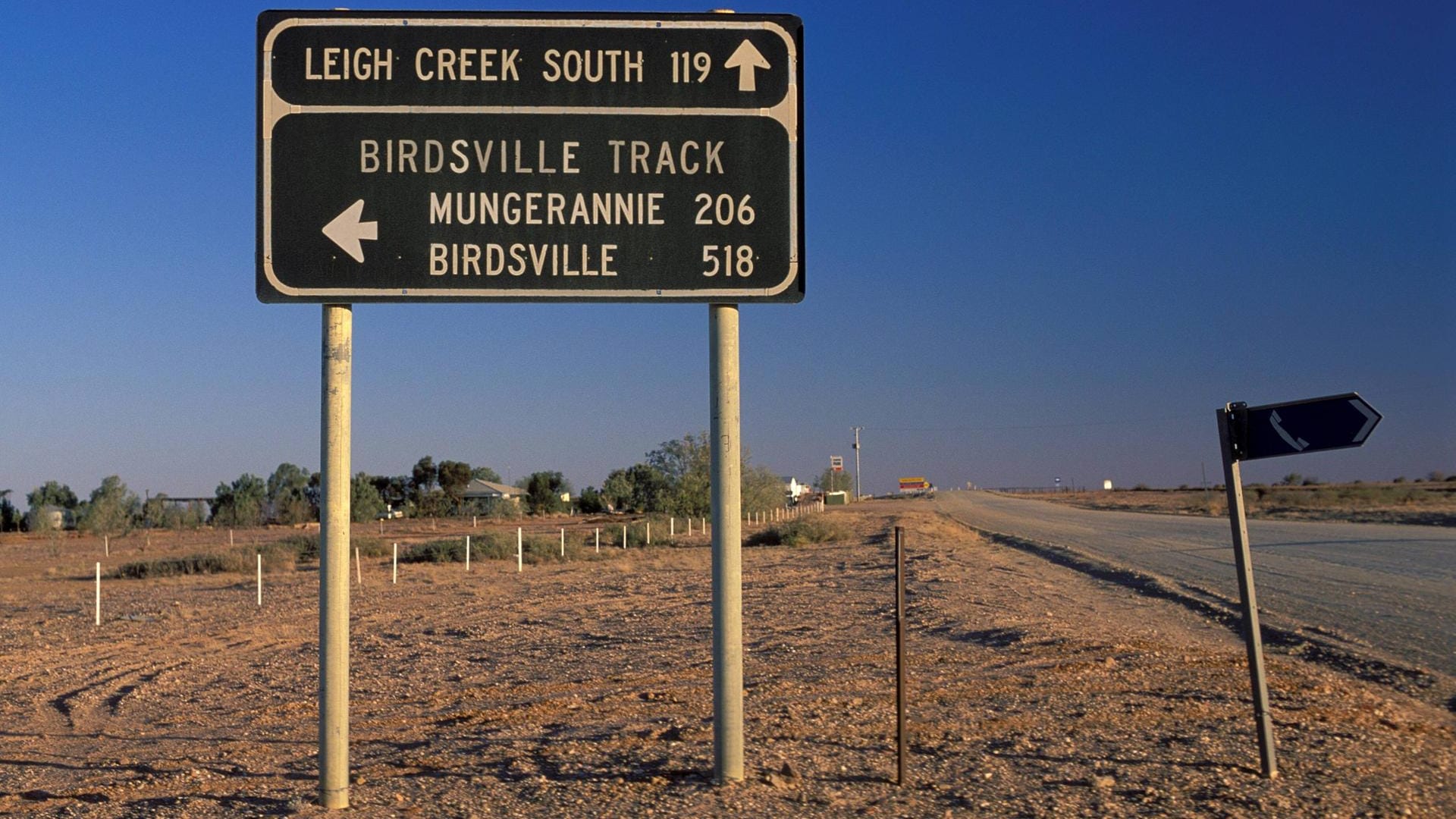 Wegweiser am Abzweig zum Birdsville Track: Tote Hose soweit das Auge reicht. Das ist das Revier von Stephan Pursell. Wegweiser am Abzweig zum Birdsville Track: Tote Hose soweit das Auge reicht. Das ist das Revier von Stephan Pursell.