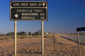 Wegweiser am Abzweig zum Birdsville Track: Tote Hose soweit das Auge reicht. Das ist das Revier von Stephan Pursell.