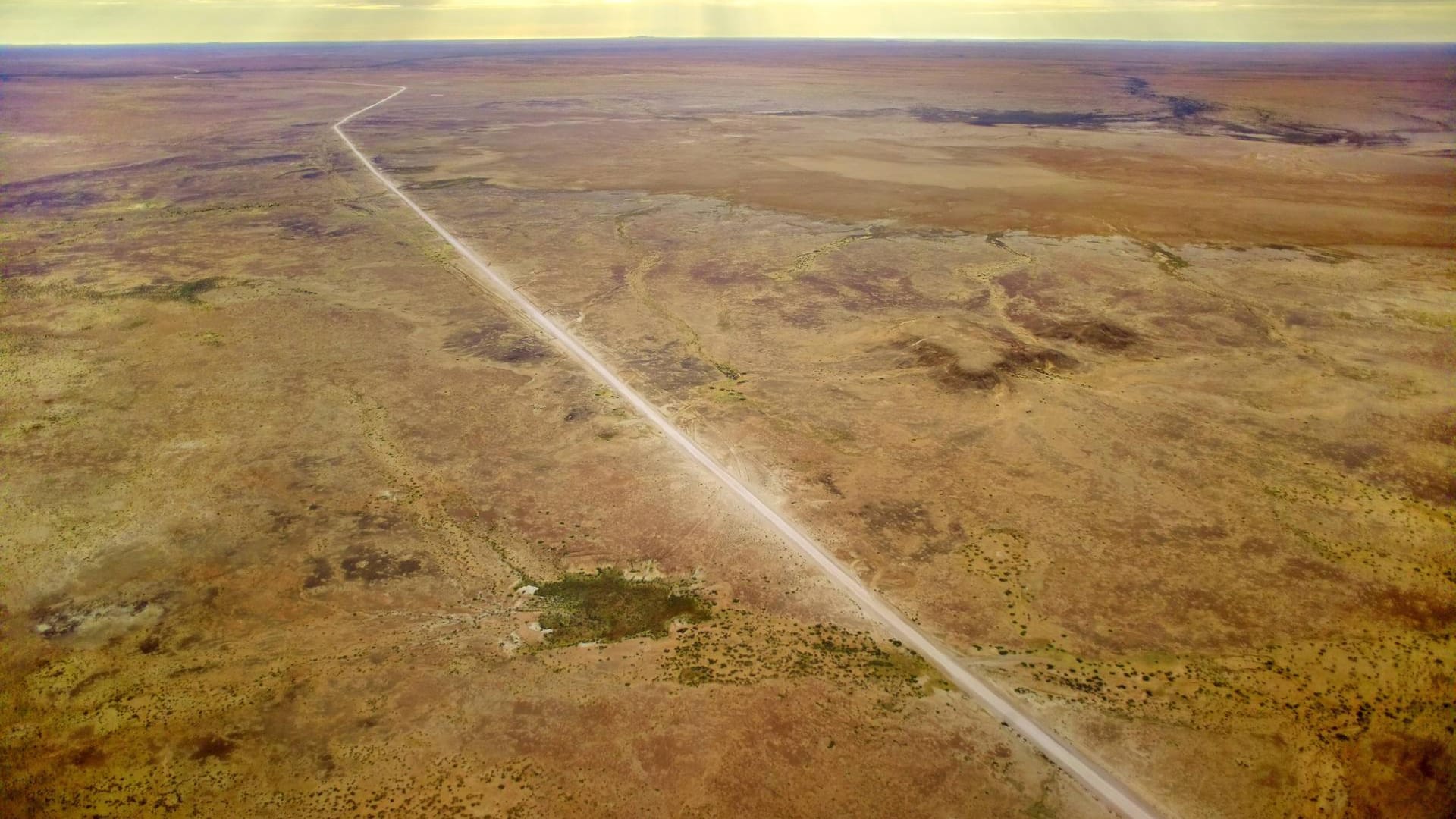 Luftaufnahme des Birdsville Track: Diese und andere Straßen muss der einsamste Polizist Australiens immer wieder überqueren