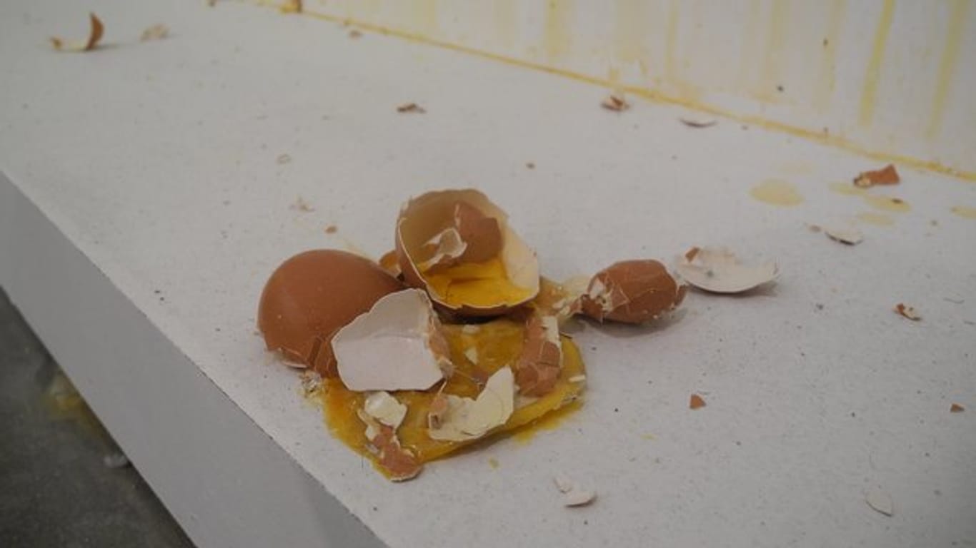 Eierschalen kleben an der Wand und am Boden als Teil der Ausstellung "Au Naturel" der Künstlerin Sarah Lucas.