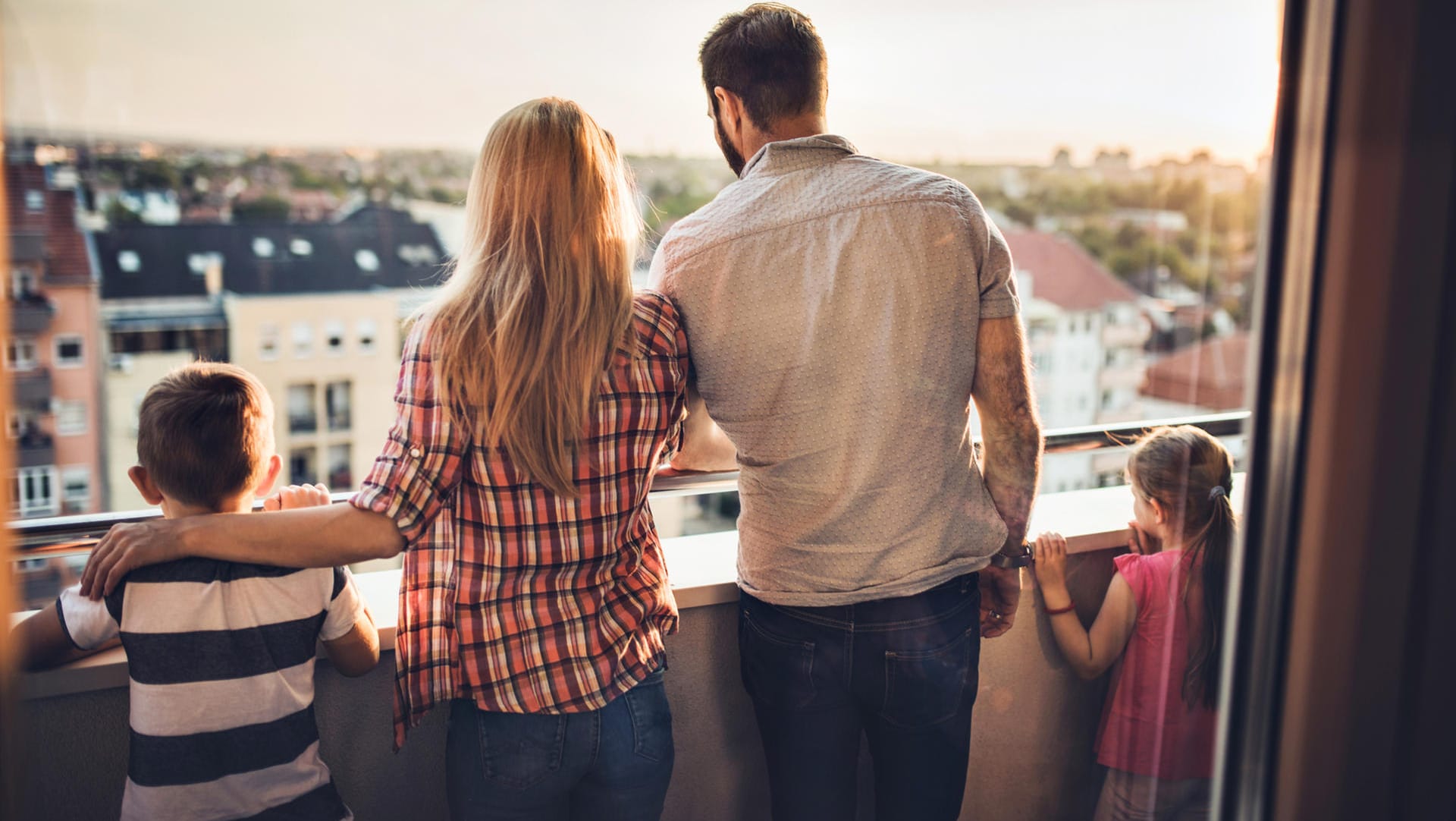 Traditionelle Familie auf dem Balkon: Knapp sechs Prozent aller schwulen Männer leben ihre Sexualität laut einer Studie nicht offen aus. (Symbolfoto)