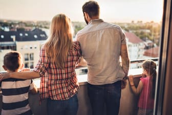Traditionelle Familie auf dem Balkon: Knapp sechs Prozent aller schwulen Männer leben ihre Sexualität laut einer Studie nicht offen aus. (Symbolfoto)