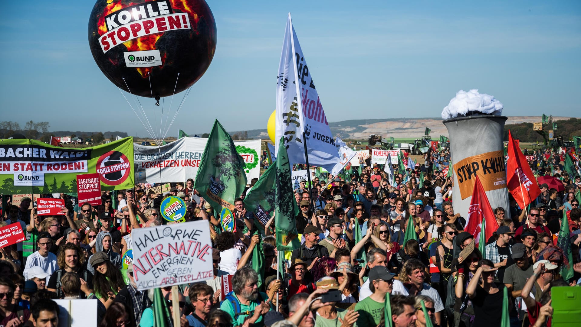 Party unter blauem Himmel: Der gerichtlich verhängte Rodungsstopp im Hambacher Forst ist ein großer Erfolg für die Umweltschützer.