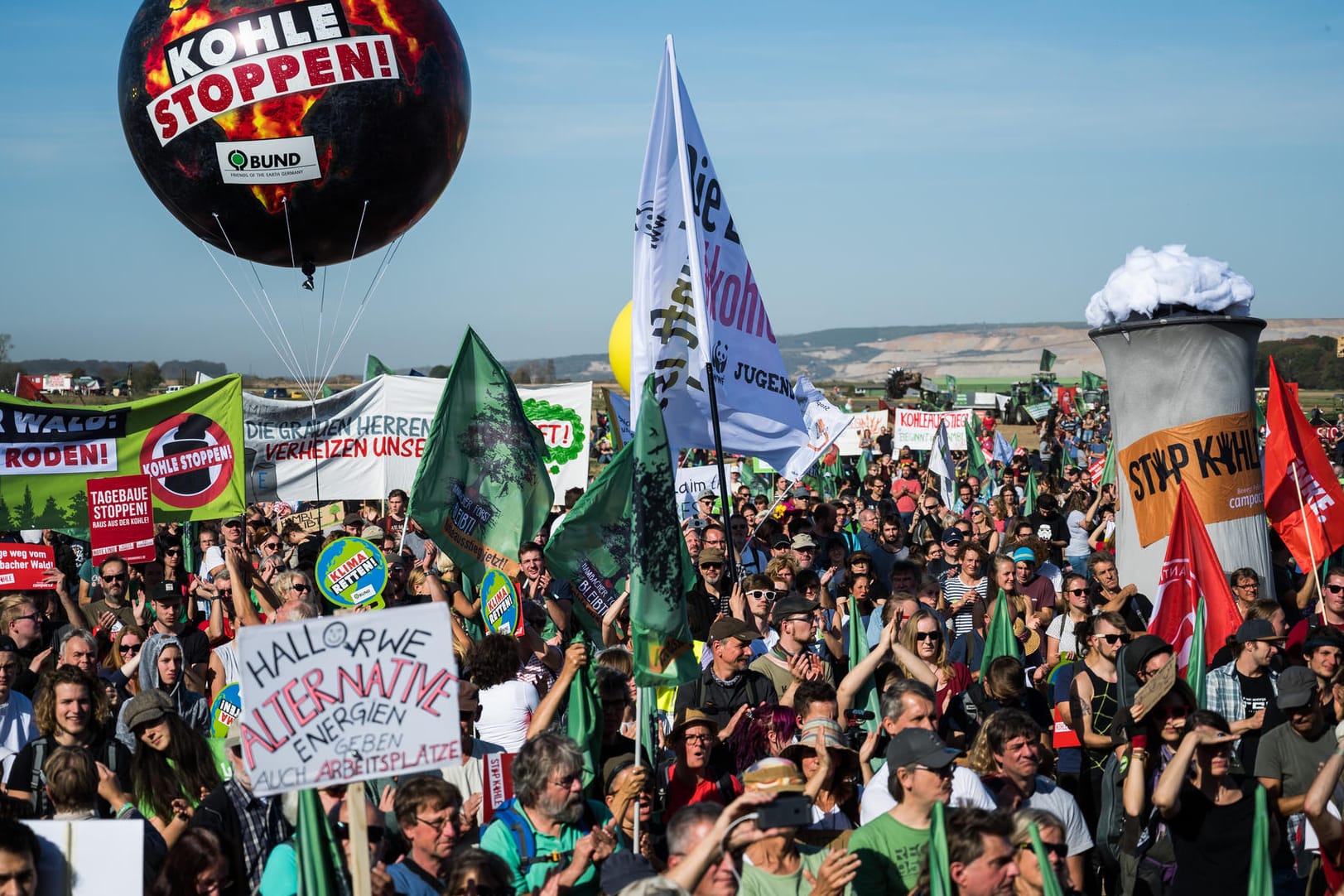 Party unter blauem Himmel: Der gerichtlich verhängte Rodungsstopp im Hambacher Forst ist ein großer Erfolg für die Umweltschützer.