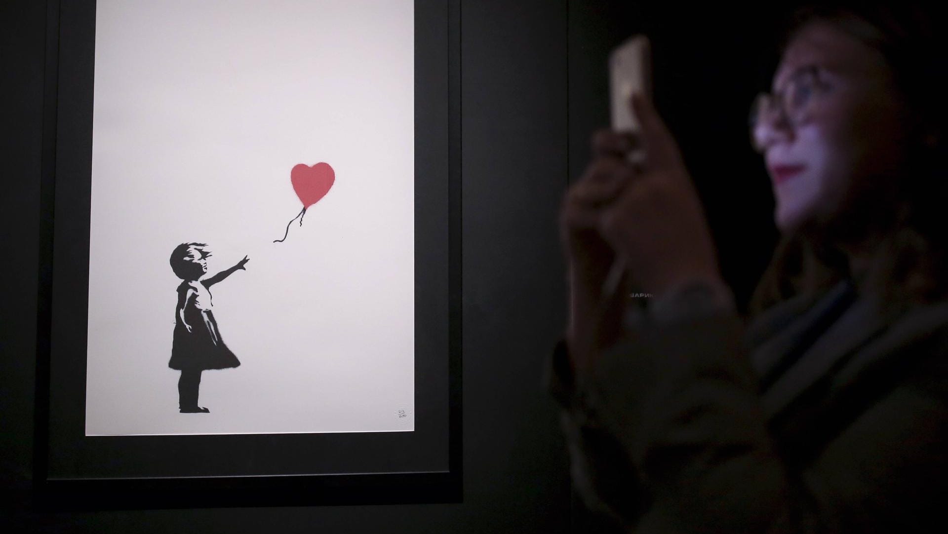 "Girl with Balloon" bei einer Austellung in St. Petersburg: Das berühmte Banksy-Kunstwerk ist zerstört.