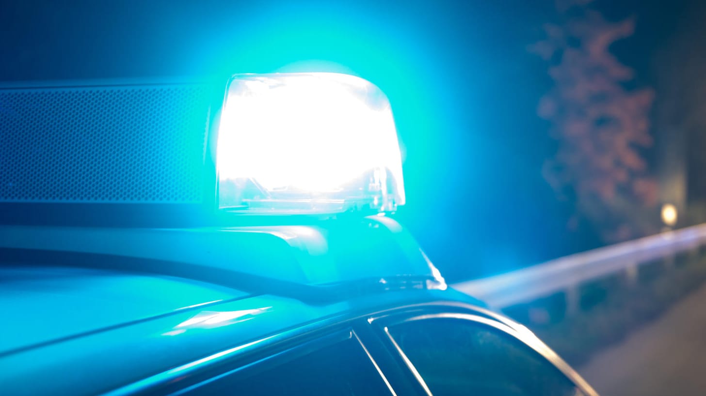 Polizeiauto im Einsatz: In Berlin hat sich ein Mann eine Verfolgungsjagd mit der Polizei geliefert. Polizeiauto im Einsatz: In Berlin hat sich ein Mann eine Verfolgungsjagd mit der Polizei geliefert.