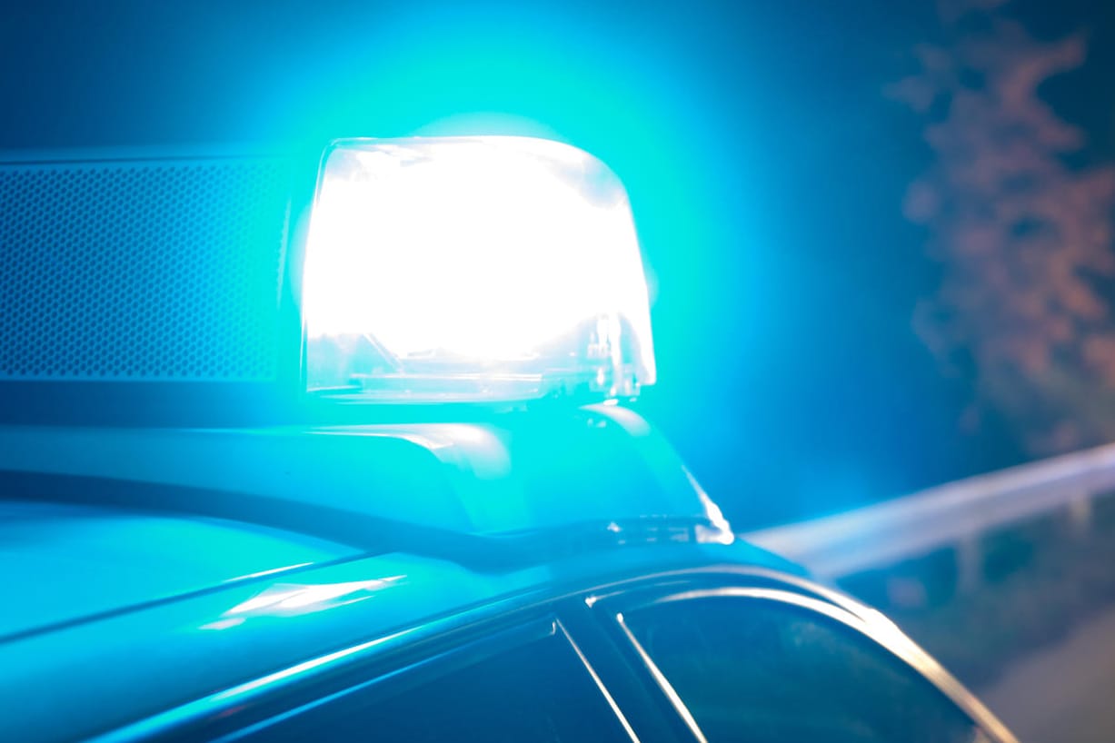 Polizeiauto im Einsatz: In Berlin hat sich ein Mann eine Verfolgungsjagd mit der Polizei geliefert.
