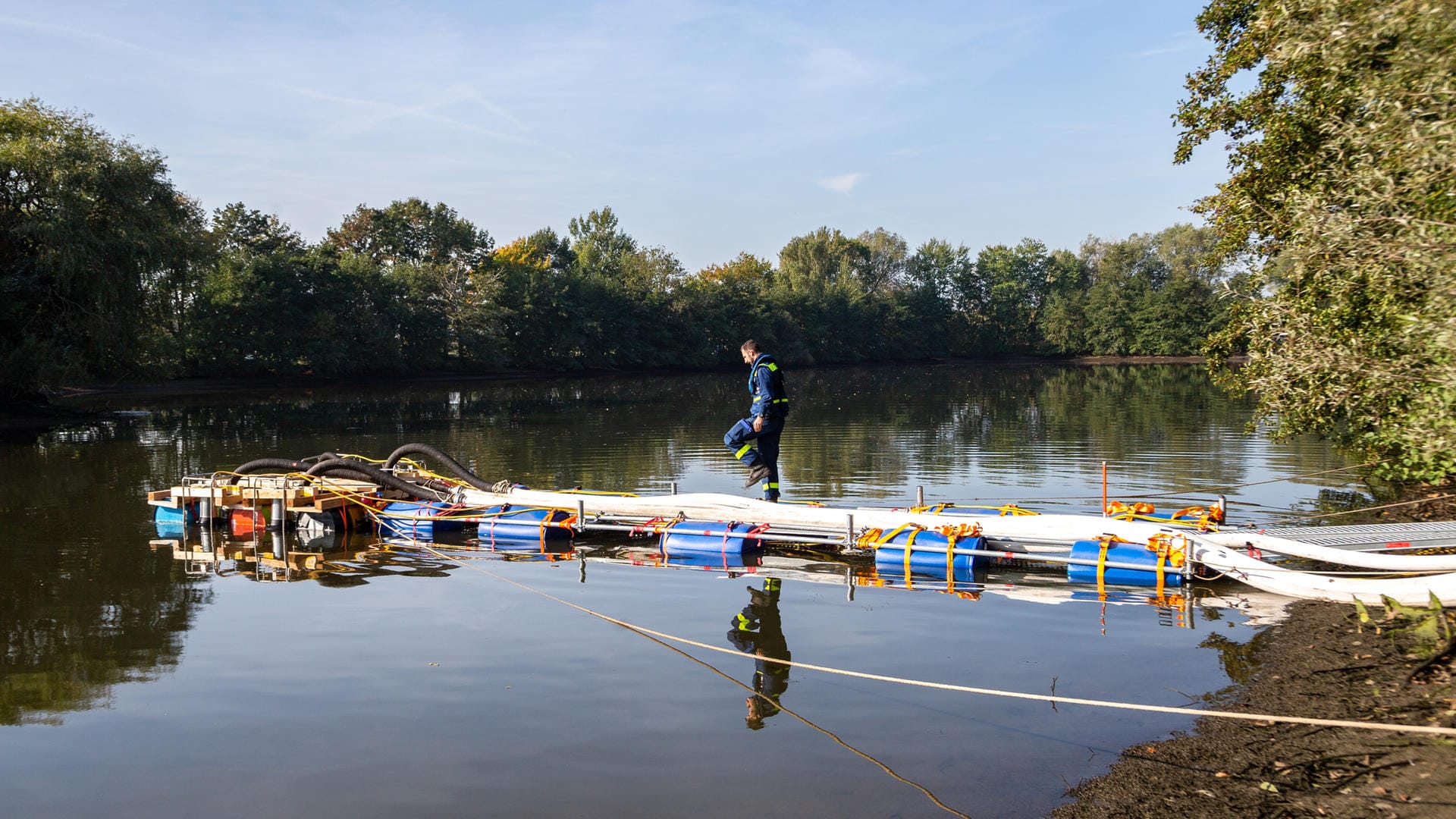 Schwanewede, Niedersachsen: Mit Hilfe des THW pumpen Ermittler den Tietjensee leer, sein Wasser wird in die Weser geleitet. Schwanewede, Niedersachsen: Mit Hilfe des THW pumpen Ermittler den Tietjensee leer, sein Wasser wird in die Weser geleitet.