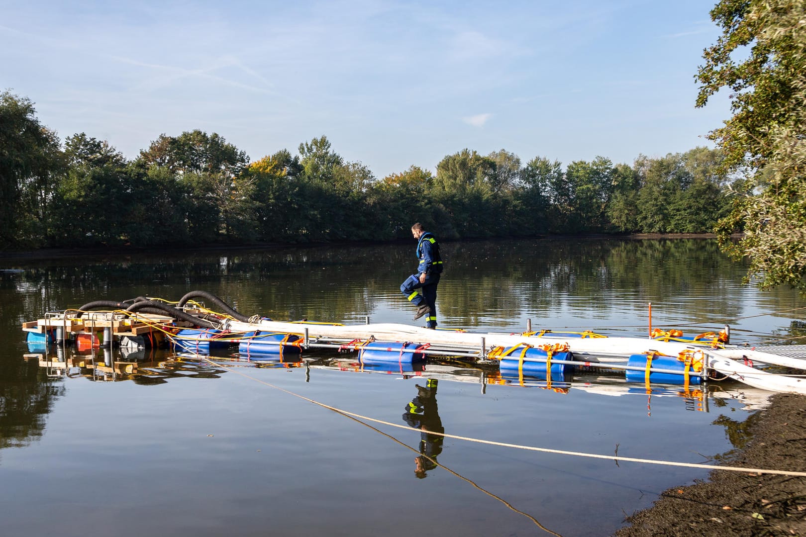 Schwanewede, Niedersachsen: Mit Hilfe des THW pumpen Ermittler den Tietjensee leer, sein Wasser wird in die Weser geleitet.