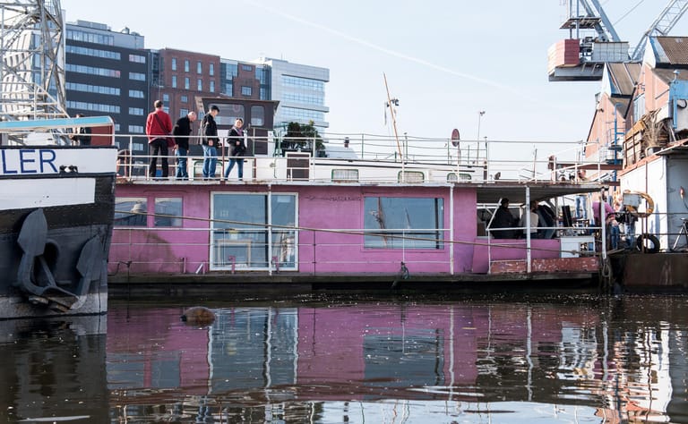 Dieses Boot fällt auf: Gunter Gabriels Hausboot von außen.