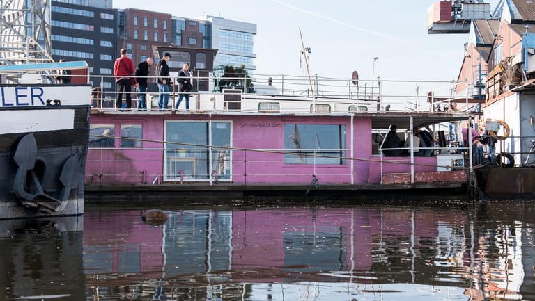 Dieses Boot fällt auf: Gunter Gabriels Hausboot von außen.
