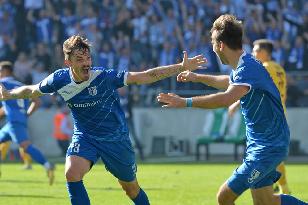 Gefühlter Sieg für Magdeburg: Dennis Erdmann (l.) und Christian Beck bejubeln das Tor zum 2:2-Ausgleich gegen Dynamo.