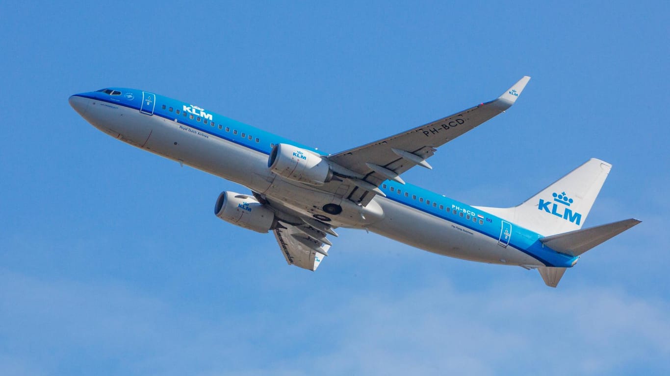 Ein Flugzeug der Gesellschaft KLM: An Bord eines Fluges hat ein Mann andere Passagiere angegriffen.