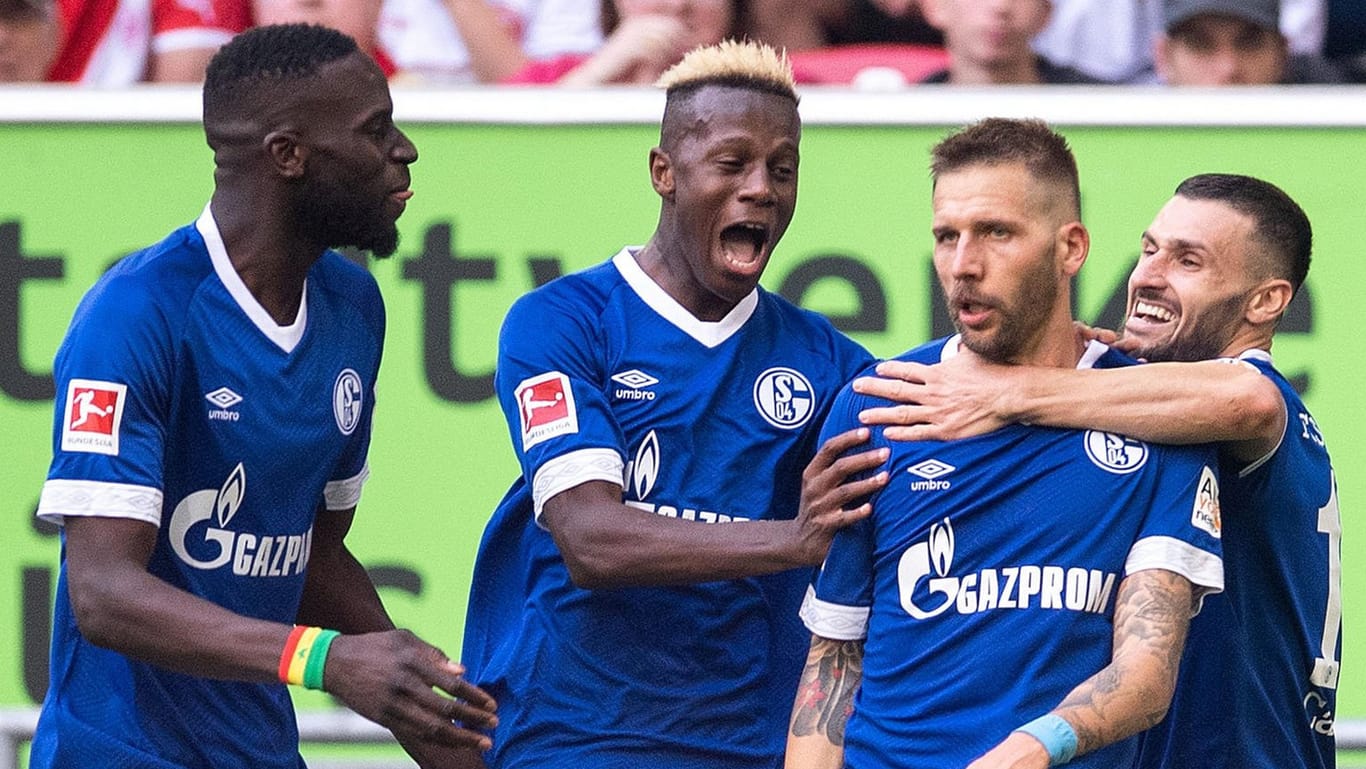 Fortuna Düsseldorf - FC Schalke 04: Schalkes Salif Sane, Hamza Mendyl, Torschütze Guido Burgstaller und Daniel Caligiuri (v.l.) feiern den Treffer zum 2:0 für die Knappen.