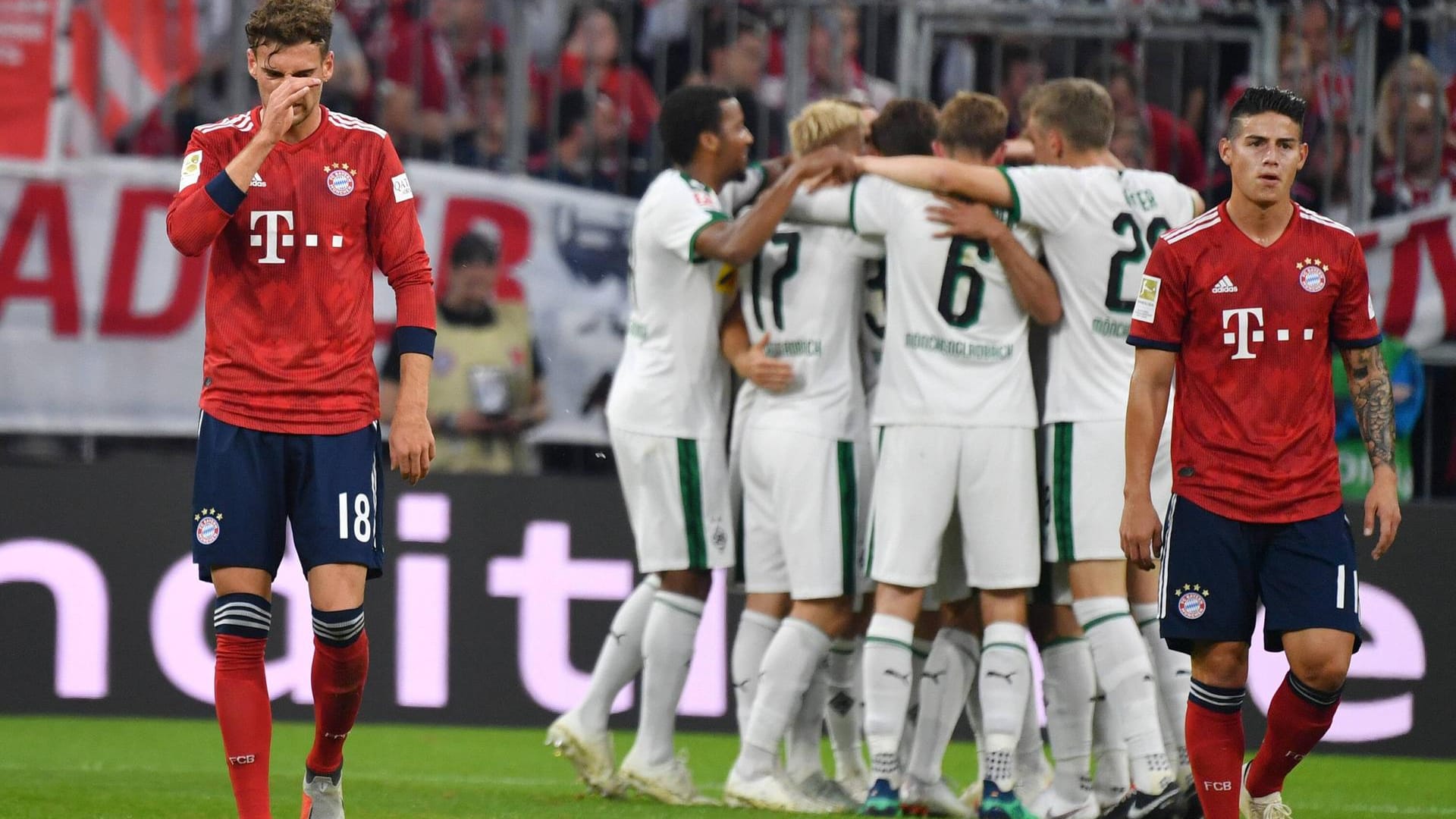 Bayerns Goretzka (li.) und James sind ratlos, hinten jubeln die Gladbacher.