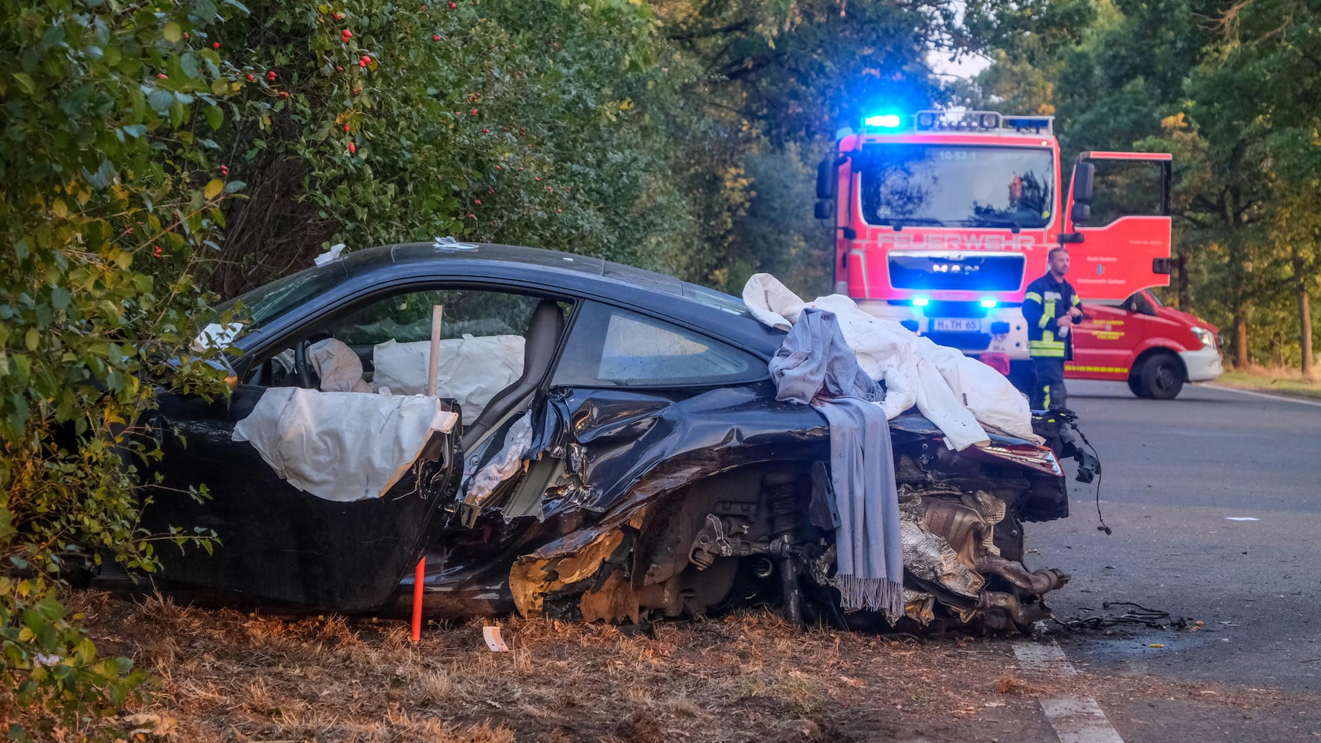 Ein zerstörter Porsche am Rande der Bundesstraße 6 nahe Hannover: Drei Menschen wurden bei dem Unfall schwer verletzt.