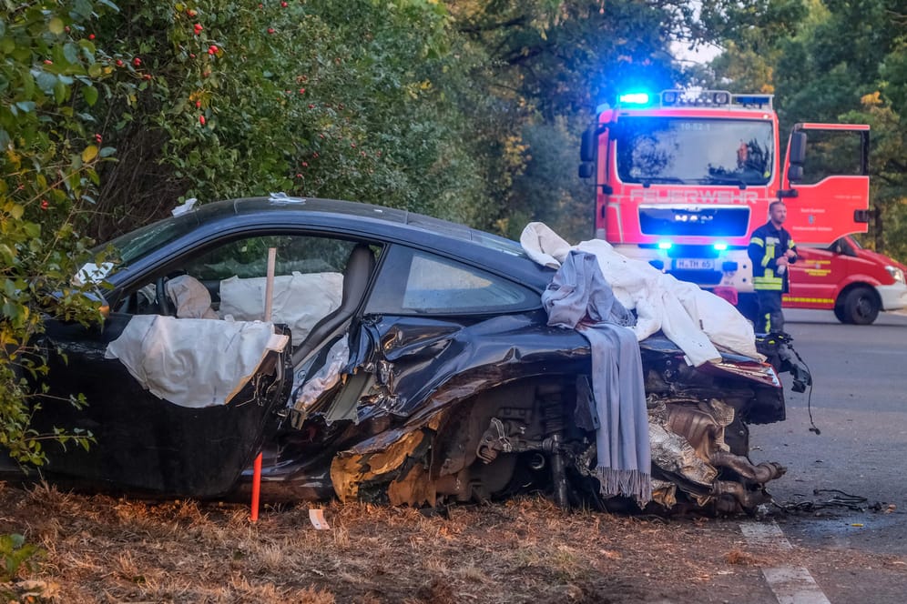 Ein zerstörter Porsche am Rande der Bundesstraße 6 nahe Hannover: Drei Menschen wurden bei dem Unfall schwer verletzt.