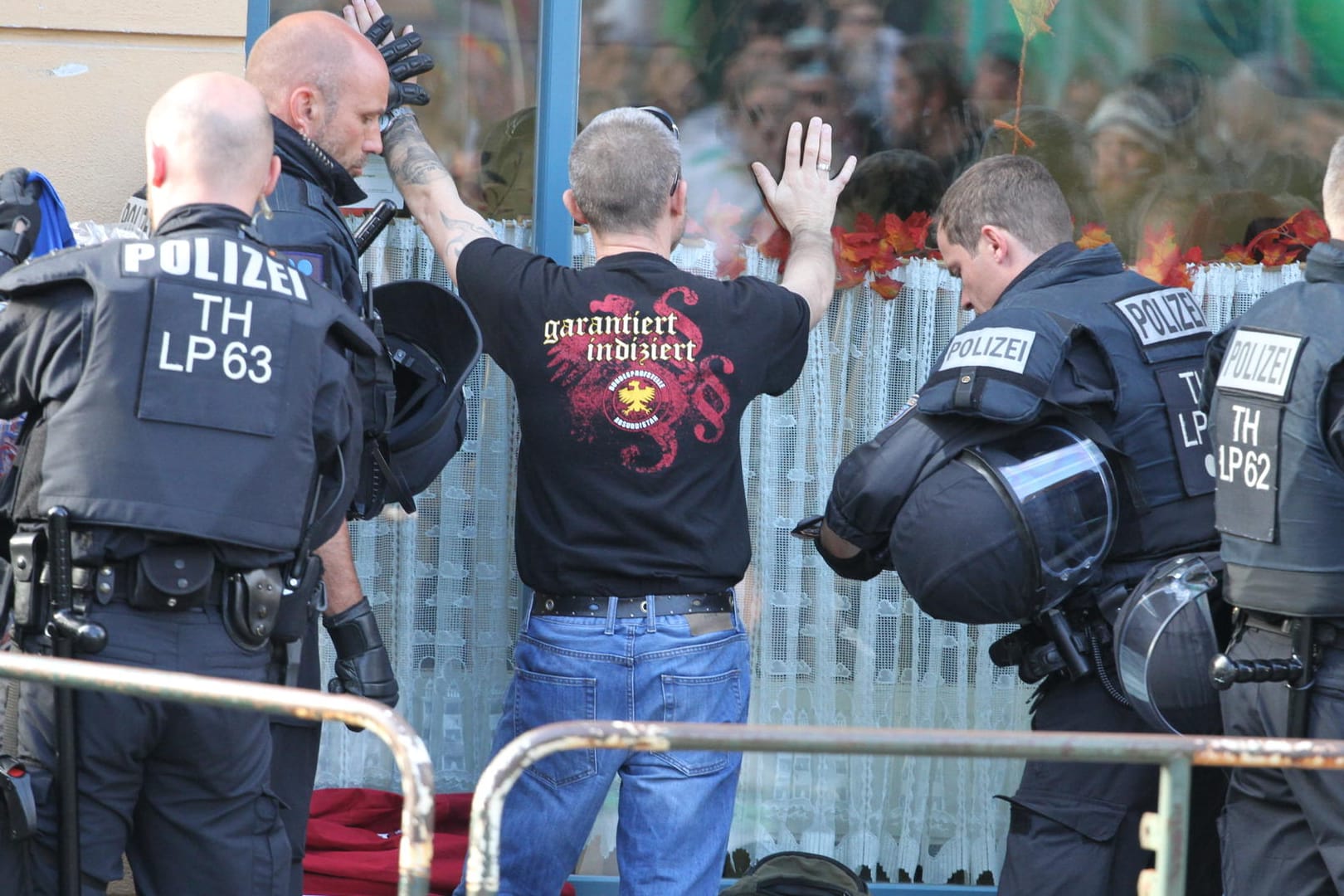 Ein Besucher wird vor Beginn des Rechtsrock-Konzerts von der Polizei kontrolliert: Später lösten die Beamten die Versammlung wegen Randale auf.