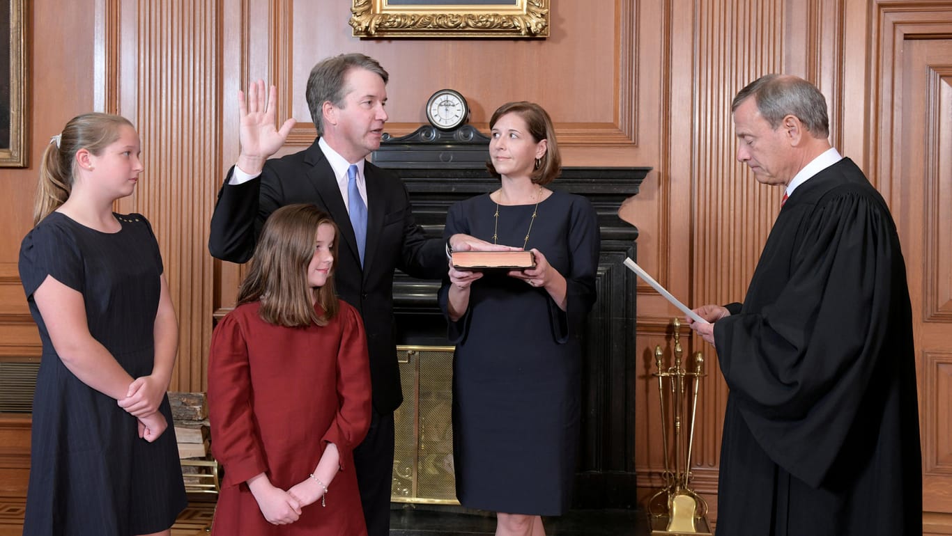 Amtseid mit der Hand auf der Bibel: Brett Kavanaugh mit seinen Töchtern und seiner Frau bei der Vereidigung als Richter am Supreme Court.