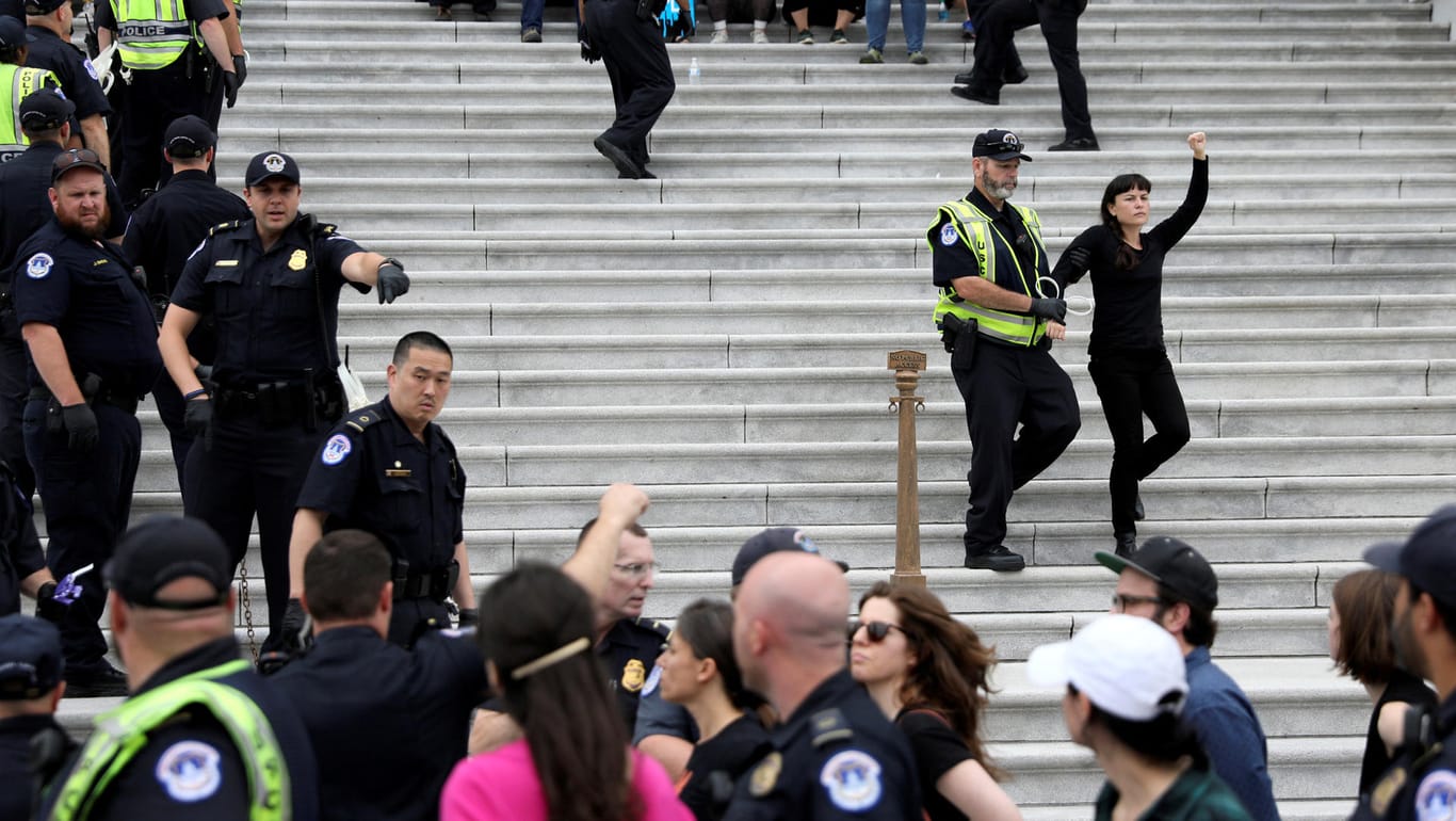 Festnahme auf den Stufen des Kapitols: Bis zuletzt protestierten etwa 2000 Menschen gegen die Berufung Kavanaughs, mehr als 160 wurden festgenommen.