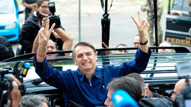 Jair Bolsonaro, ultrarechter Kandidat für das Amt des brasilianischen Präsidenten, feiert sich schon als Sieger. Jair Bolsonaro, ultrarechter Kandidat für das Amt des brasilianischen Präsidenten, feiert sich schon als Sieger.