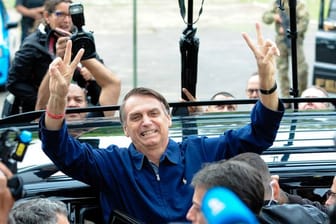 Jair Bolsonaro, ultrarechter Kandidat für das Amt des brasilianischen Präsidenten, feiert sich schon als Sieger.