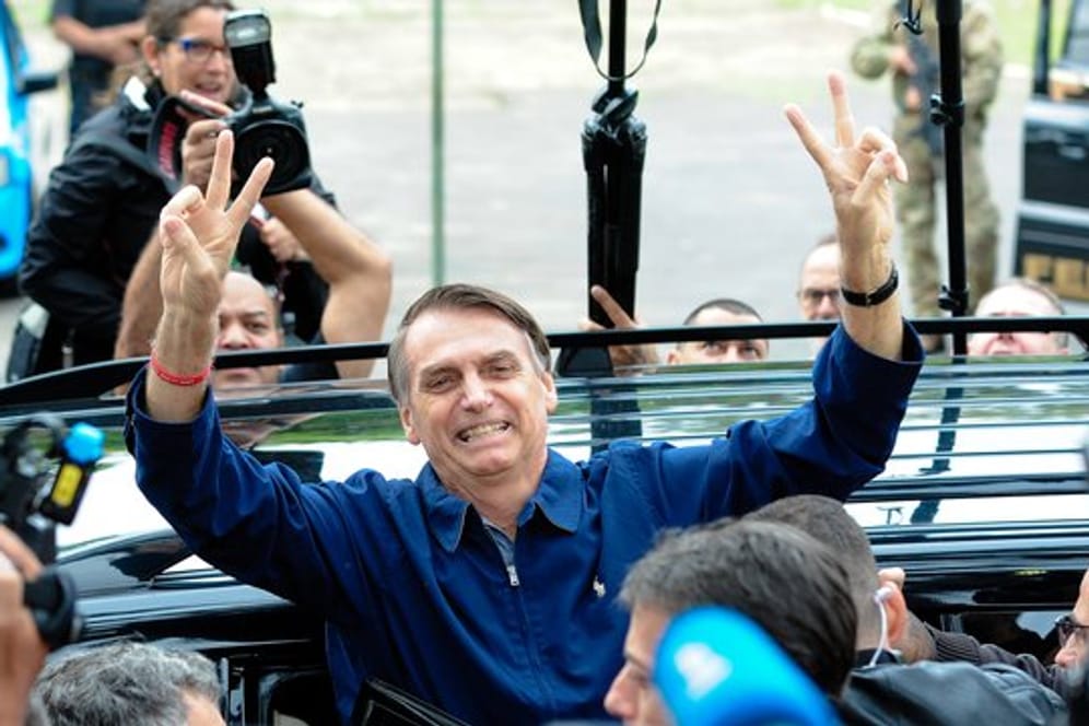 Jair Bolsonaro, ultrarechter Kandidat für das Amt des brasilianischen Präsidenten, feiert sich schon als Sieger.