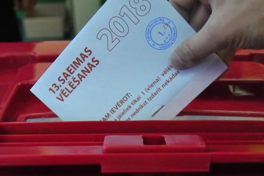 Abgabe eines Wahlscheins in einem Wahllokal in Riga.