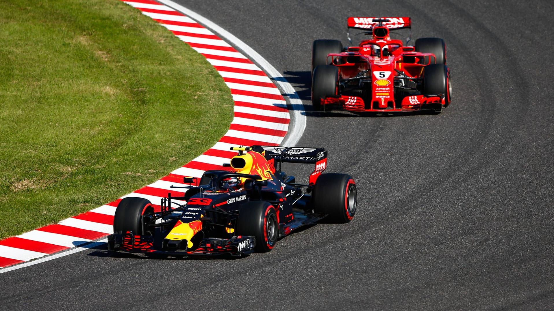 Sebastian Vettel (rot) jagt Max Verstappen. Kurz danach kommt es zur Kollision.