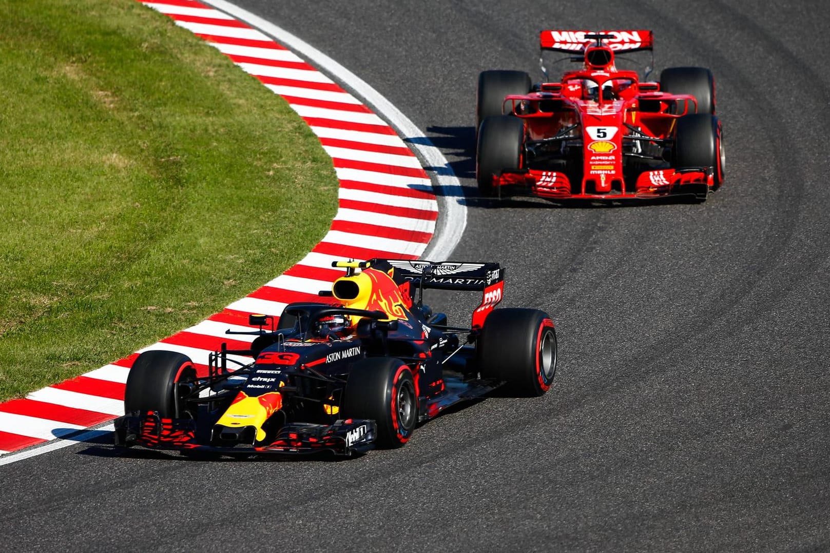 Sebastian Vettel (rot) jagt Max Verstappen. Kurz danach kommt es zur Kollision.