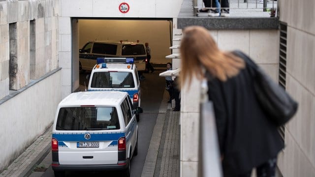 Gefangentransporter fahren in eine Tiefgarage unter dem Justizzentrum in Wuppertal. Gefangentransporter fahren in eine Tiefgarage unter dem Justizzentrum in Wuppertal.