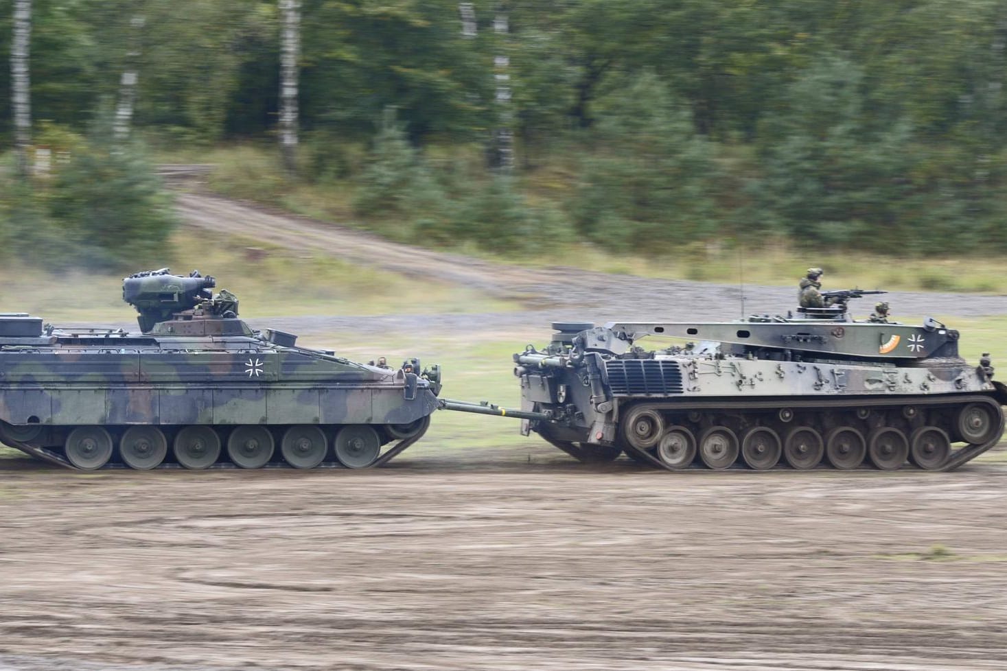 Bergepanzer der Bundeswehr (Archivfoto): Der Fahrer des Panzers wurde durch herabstürzende Äste tödlich verletzt.