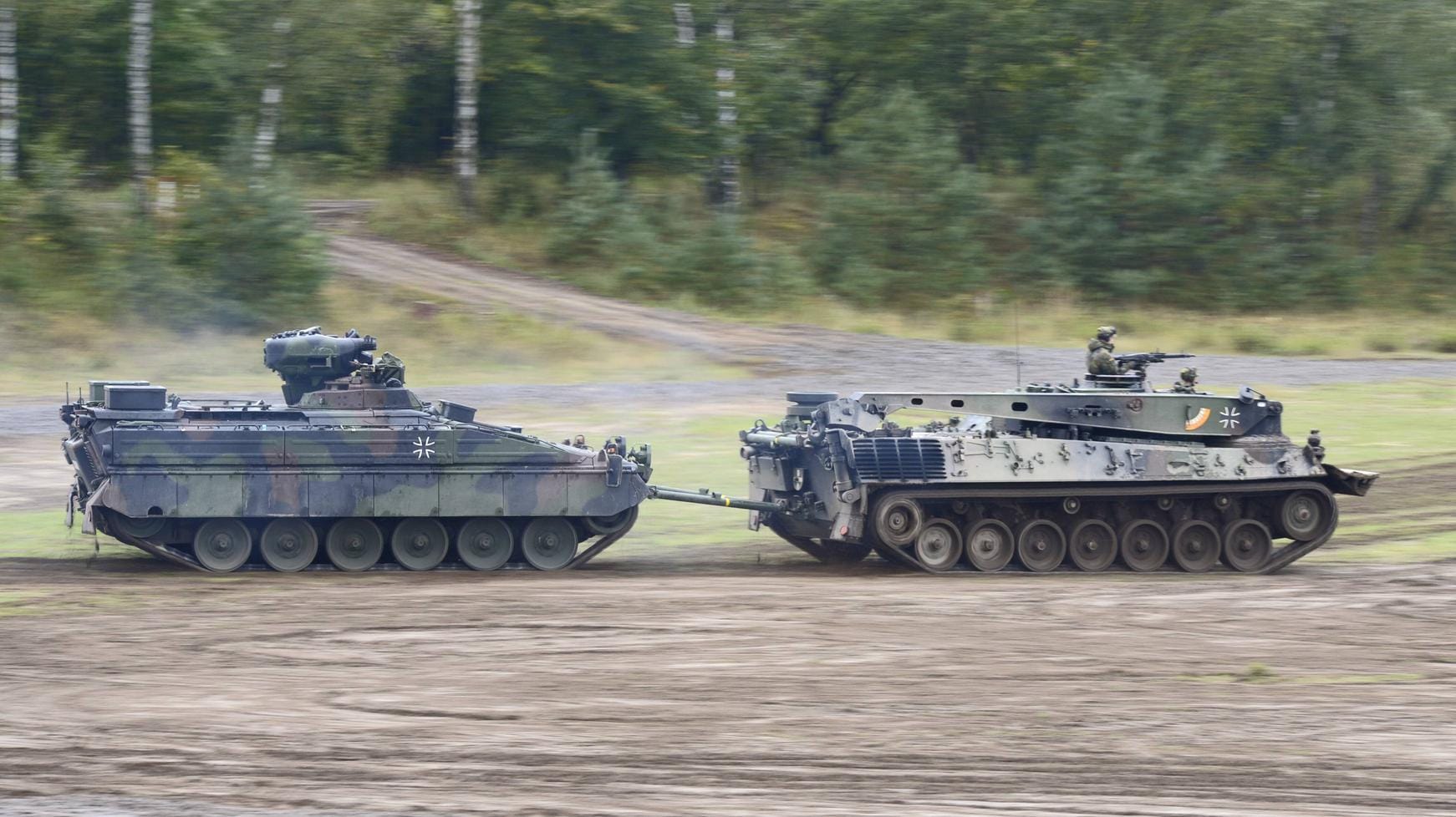 Bergepanzer der Bundeswehr (Archivfoto): Der Fahrer des Panzers wurde durch herabstürzende Äste tödlich verletzt.