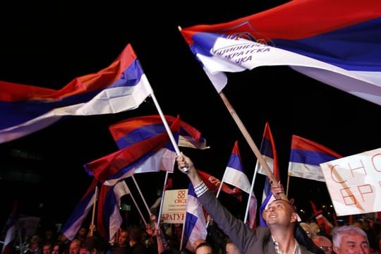 Unterstützer des Präsidenten der Republik Srpska, Milorad Dodik, schwenken bei einer Wahlkundgebung serbische Fahnen.