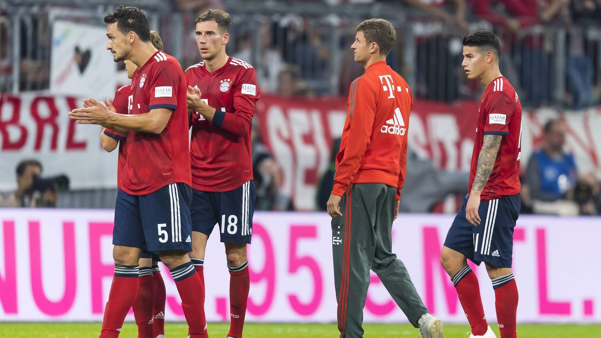 Von links: Mats Hummels, Leon Goretzka,Thomas Müller und James waren nach der Niederlage gegen Mönchengladbach sichtlich frustriert.