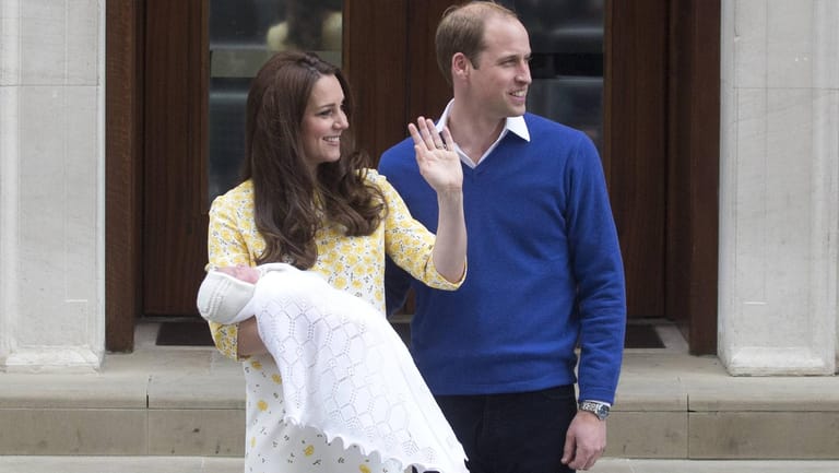 Erster Auftritt mit Prinzessin Charlotte: Herzogin Kate und Prinz William präsentieren ihre kleine Tochter.
