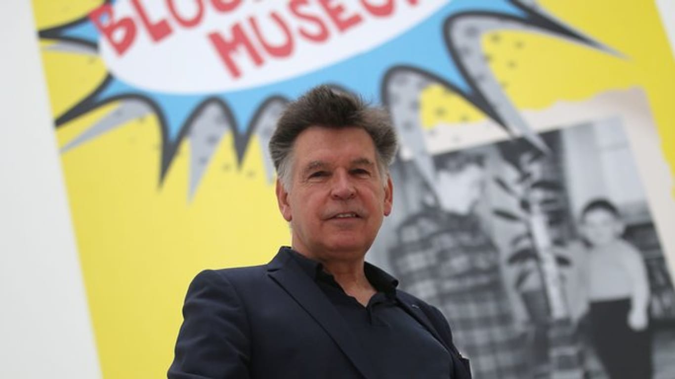 Gerhard Finckh vor dem Plakat seiner letzten Ausstellung "Blockbuster Museum".