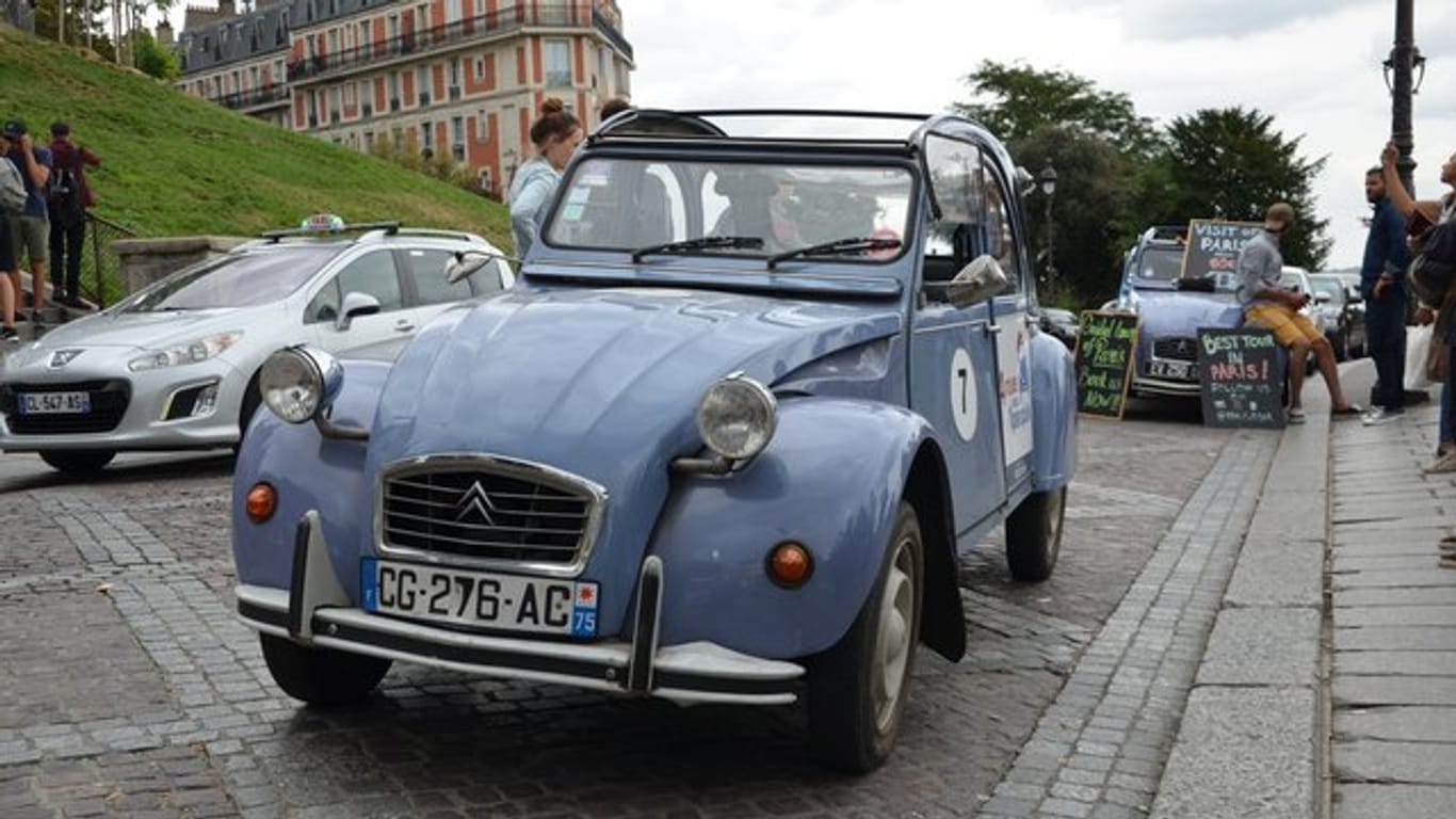 Ein Citroën 2CV, auch Ente genannt, im Pariser Touristenviertel Montmartre.