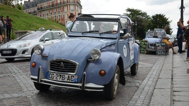 Ein Citroën 2CV, auch Ente genannt, im Pariser Touristenviertel Montmartre. Ein Citroën 2CV, auch Ente genannt, im Pariser Touristenviertel Montmartre.