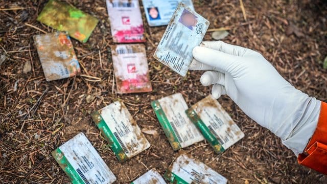 Ein Regierungsbeamter sammelt Ausweise von Opfern des Erdbebens und des Tsunami. Ein Regierungsbeamter sammelt Ausweise von Opfern des Erdbebens und des Tsunami.
