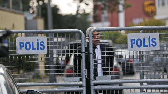 Absperrgitter auf der Straße zum saudi-arabischen Konsulat in Istanbul. Absperrgitter auf der Straße zum saudi-arabischen Konsulat in Istanbul.