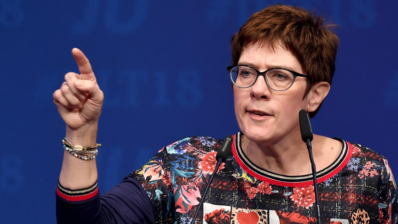 Annegret Kramp-Karrenbauer beim Deutschlandtag der Jungen Union in Kiel: Die CDU-Generalsekretärin brachte eine neue Debatte über den Doppelpass für Türken ins Spiel.